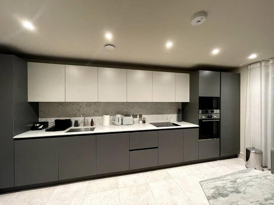 2Br Urban Vista Retreat Chcl F7 Leilighet Chigwell Eksteriør bilde