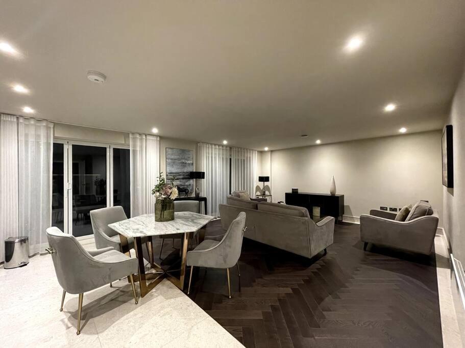 2Br Urban Vista Retreat Chcl F7 Leilighet Chigwell Eksteriør bilde