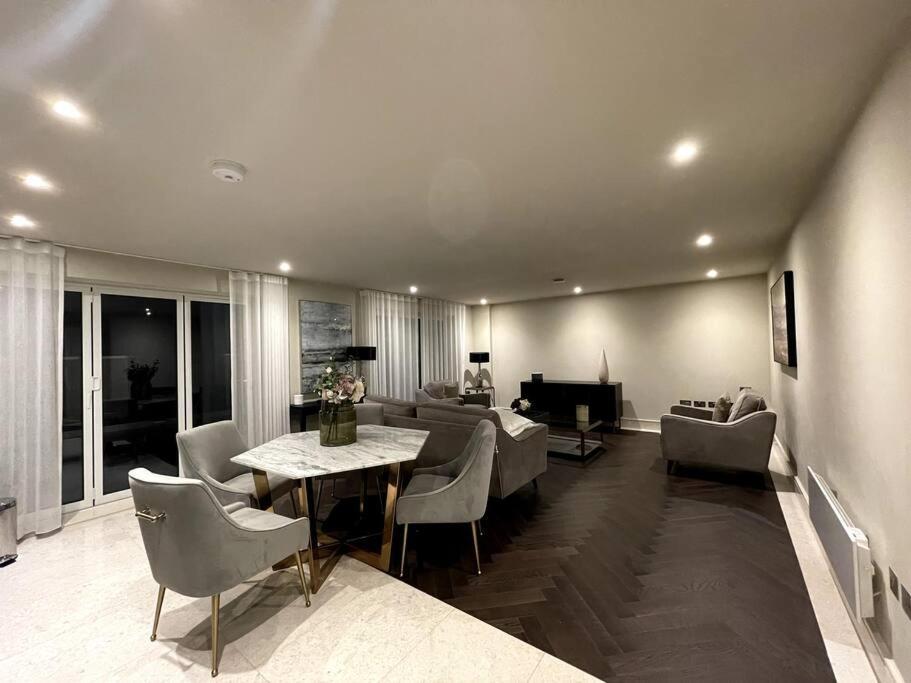 2Br Urban Vista Retreat Chcl F7 Leilighet Chigwell Eksteriør bilde