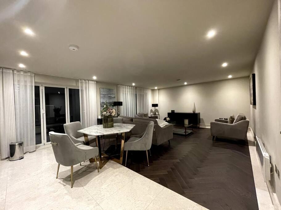 2Br Urban Vista Retreat Chcl F7 Leilighet Chigwell Eksteriør bilde