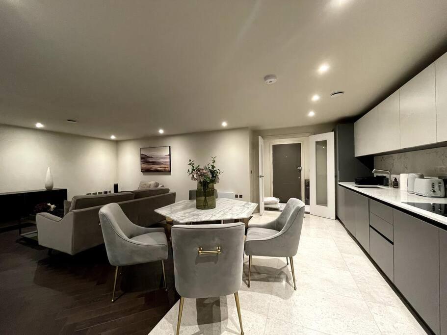 2Br Urban Vista Retreat Chcl F7 Leilighet Chigwell Eksteriør bilde
