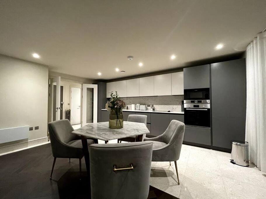 2Br Urban Vista Retreat Chcl F7 Leilighet Chigwell Eksteriør bilde
