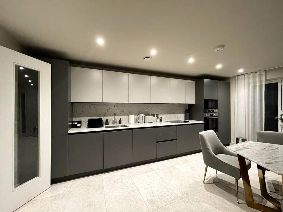 2Br Urban Vista Retreat Chcl F7 Leilighet Chigwell Eksteriør bilde
