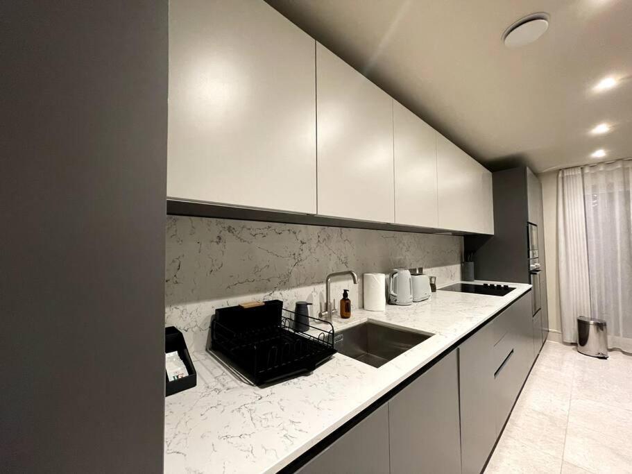 2Br Urban Vista Retreat Chcl F7 Leilighet Chigwell Eksteriør bilde